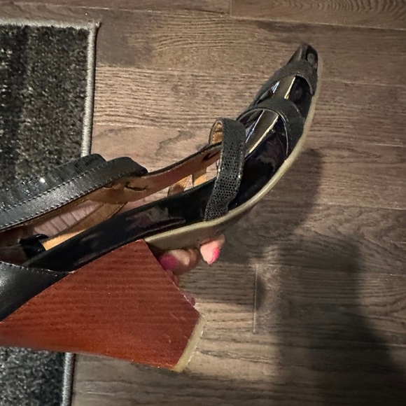 KENNETH COLE REACTION "Pine Language" 7.5 Black Strappy Brown Wood Heels Shoes. - Picture 7 of 11